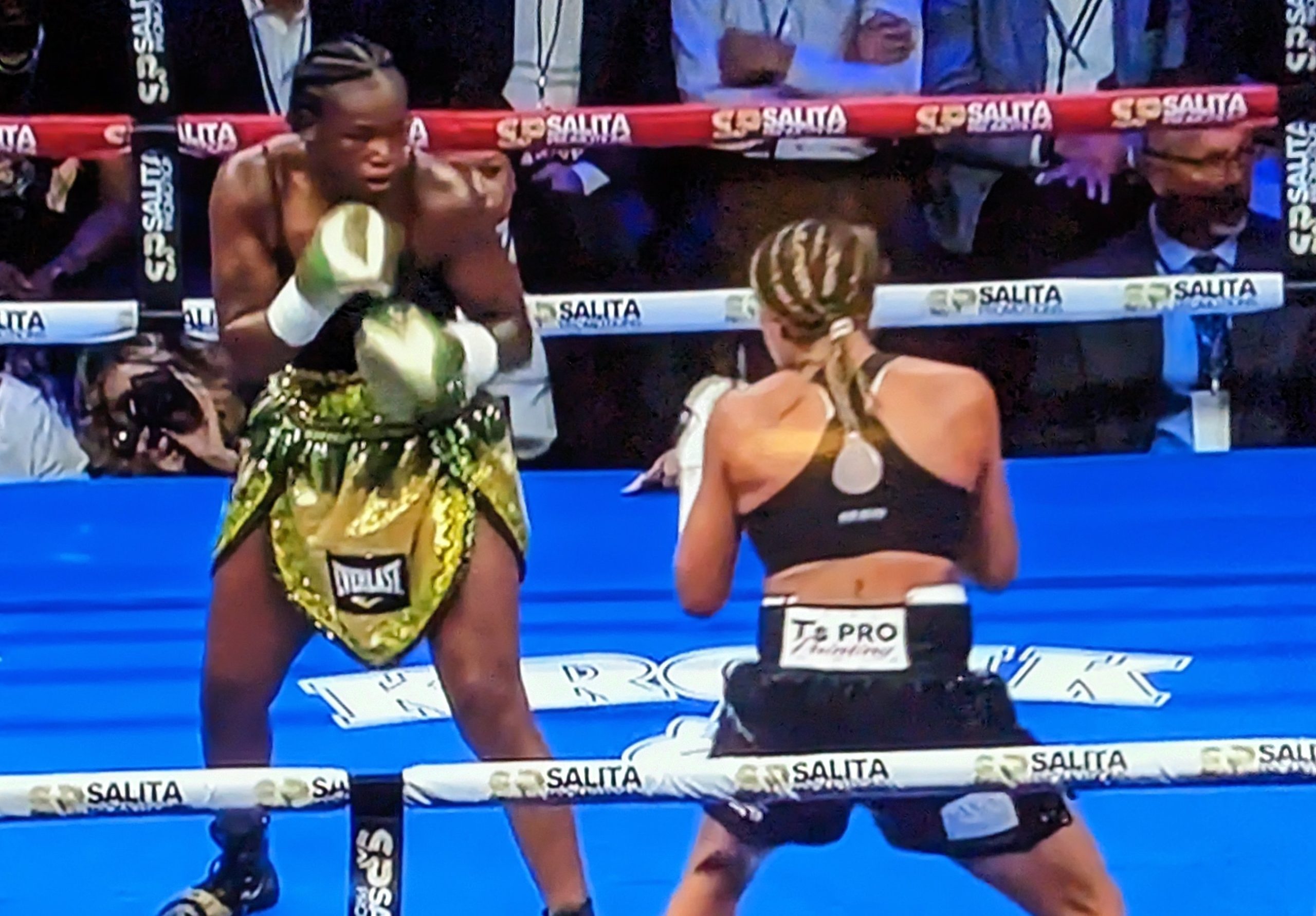 Claressa-Shields-Beats-Maricela-Cornejo.jpg